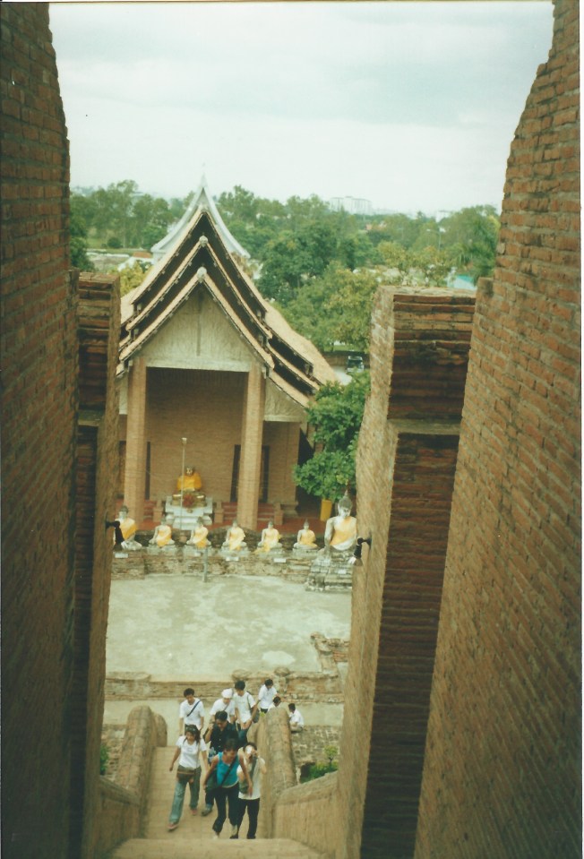A row of sitting buddhas