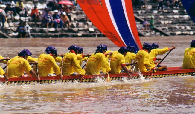 Long Boat Racers pushing hard