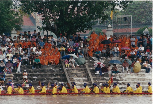 Boats lining up before the crowd